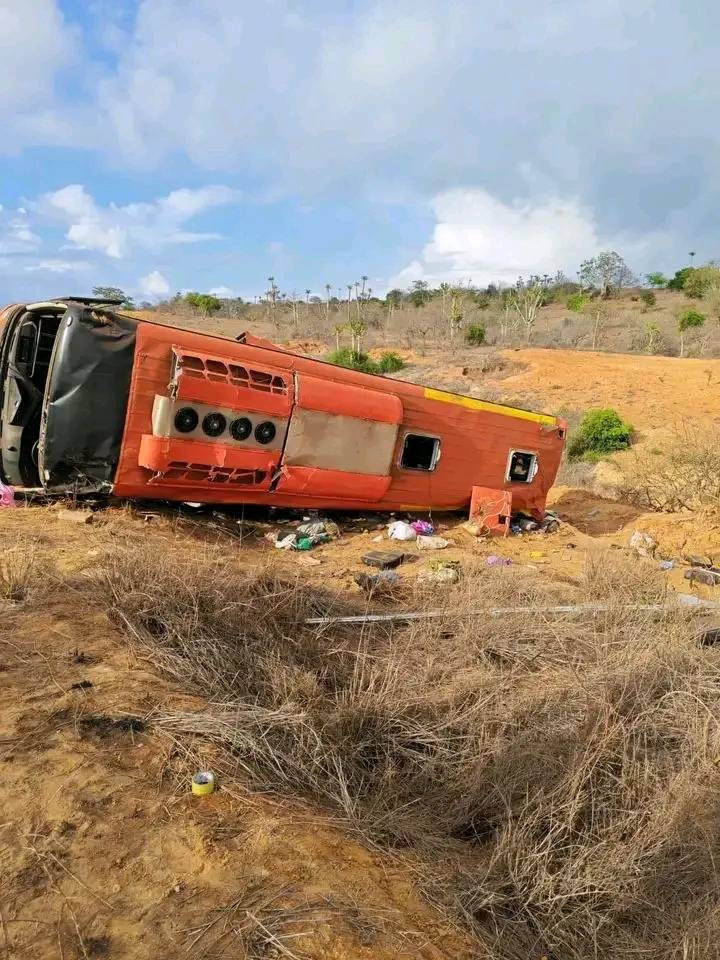 TRÁGICO ACIDENTE COM AUTOCARRO PROVOCA MORTES E FERIDOS NA ZONA DO SANGANO, EM CABO LEDO